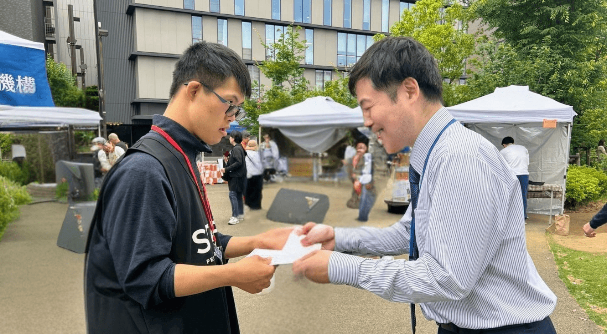 イベントで名刺を交換する様子